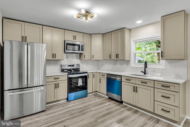 6054 EDWARD DR, Mechanicsburg, PA 17050