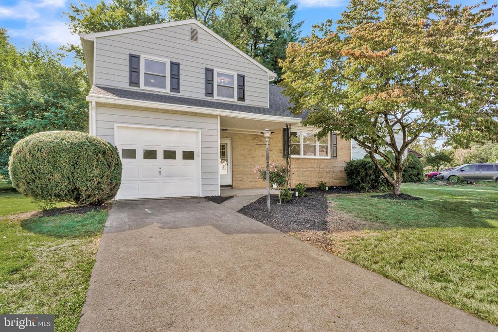6054 EDWARD DR, Mechanicsburg, PA 17050