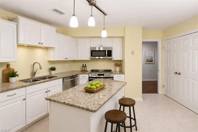 255 College Cross Apt 72, Norfolk, VA 23510