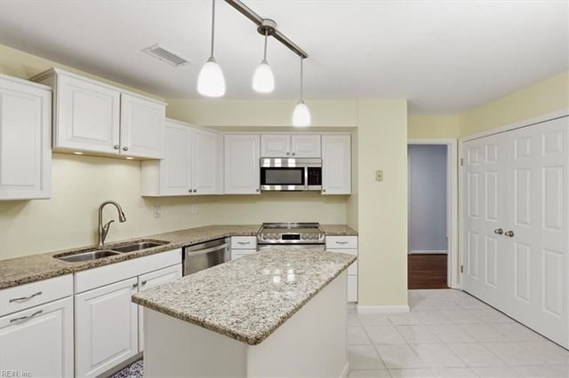 255 College Cross Apt 72, Norfolk, VA 23510