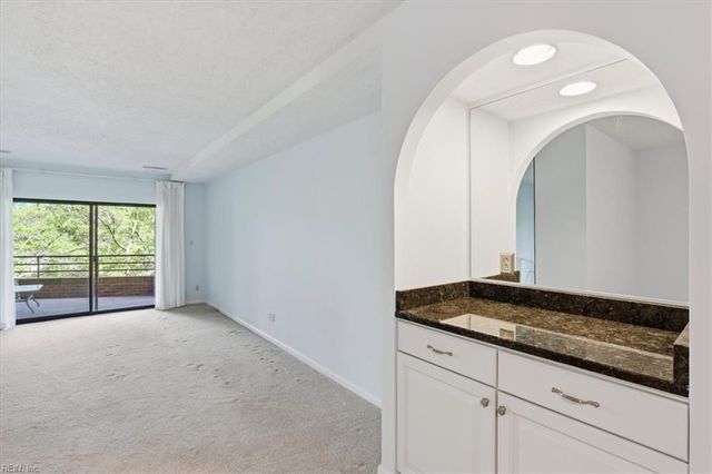 255 College Cross Apt 72, Norfolk, VA 23510