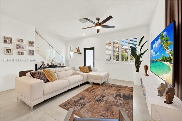 8319 NW 49th St, Doral, FL 33166