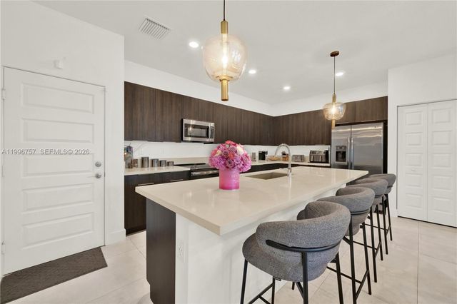 8319 NW 49th St, Doral, FL 33166