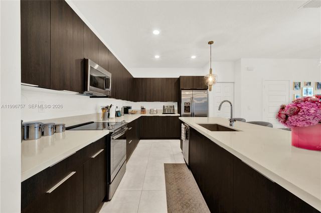 8319 NW 49th St, Doral, FL 33166