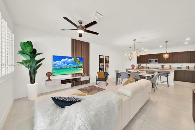 8319 NW 49th St, Doral, FL 33166