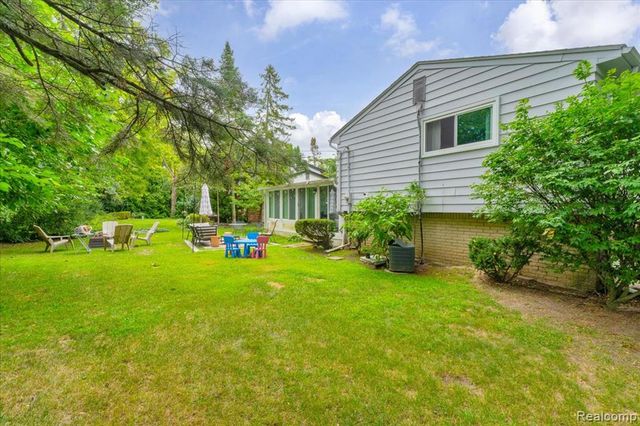 29994 Rambling Road, Southfield, MI 48076