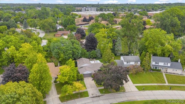 29994 Rambling Road, Southfield, MI 48076