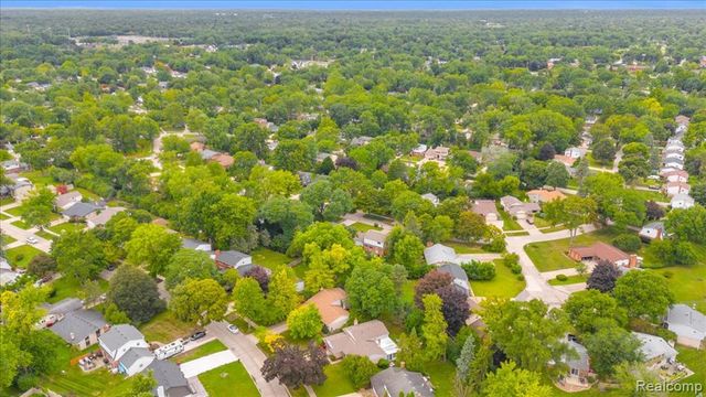 29994 Rambling Road, Southfield, MI 48076