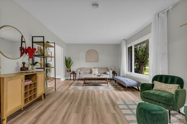 29994 Rambling Road, Southfield, MI 48076