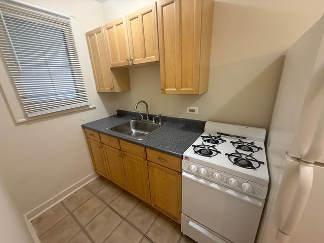 18 E Northwest Highway 5, Arlington Heights, IL 60004