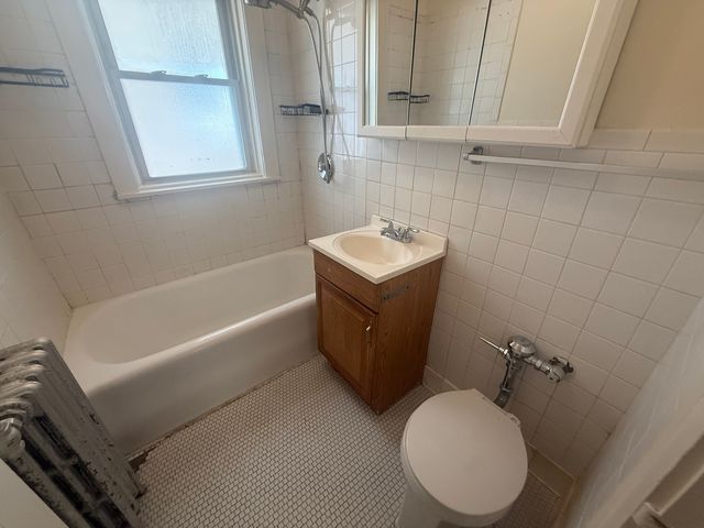 18 E Northwest Highway 5, Arlington Heights, IL 60004