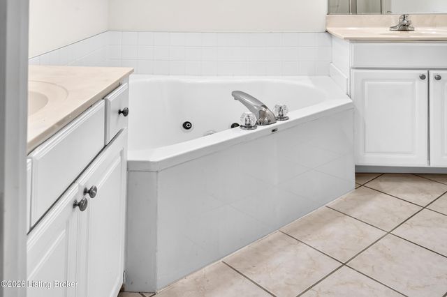 12608 Razor Ct, Louisville, KY 40299