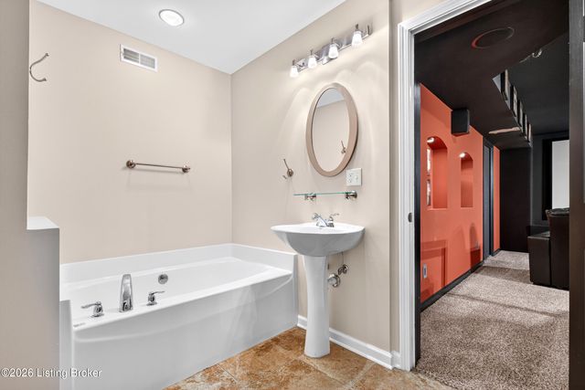 12608 Razor Ct, Louisville, KY 40299