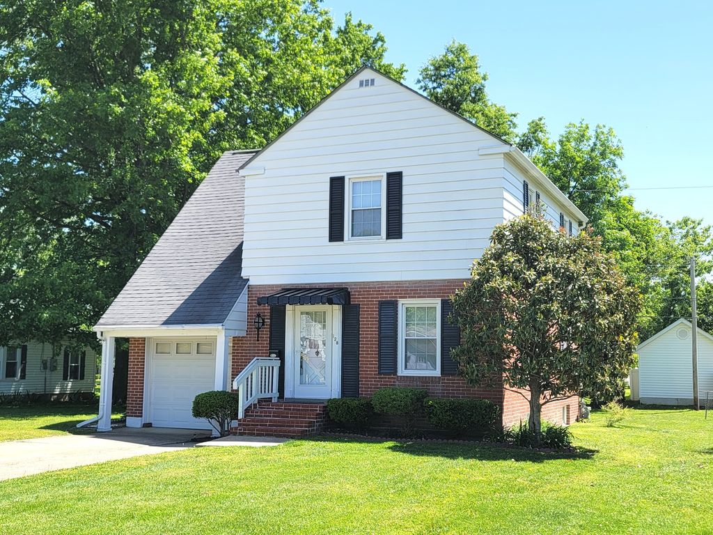 Image 1 of property listing at 128 N Indiana Avenue, Salem, IL 62881