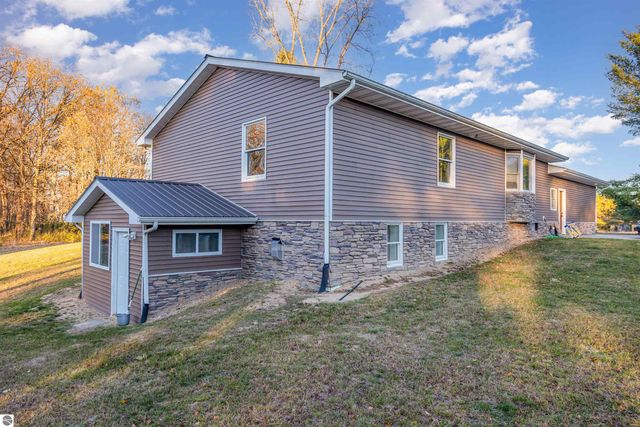 330 W Broomfield Road, Mt Pleasant, MI 48858