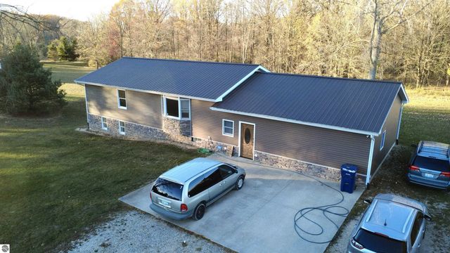 330 W Broomfield Road, Mt Pleasant, MI 48858