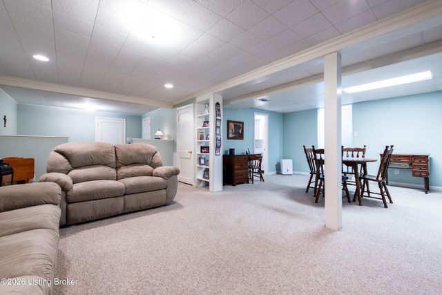 2602 Alps Rd, Louisville, KY 40216