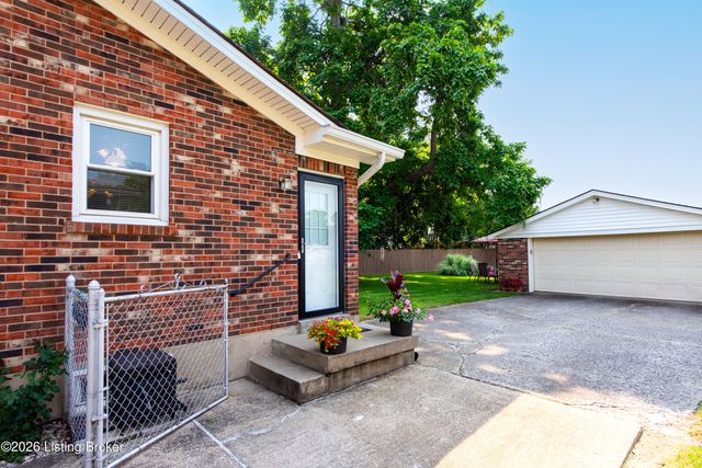 2602 Alps Rd, Louisville, KY 40216
