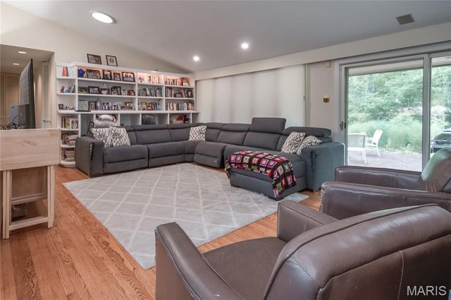 14 Tealwood Drive, Creve Coeur, MO 63141