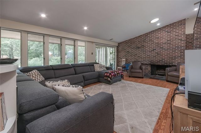 14 Tealwood Drive, Creve Coeur, MO 63141