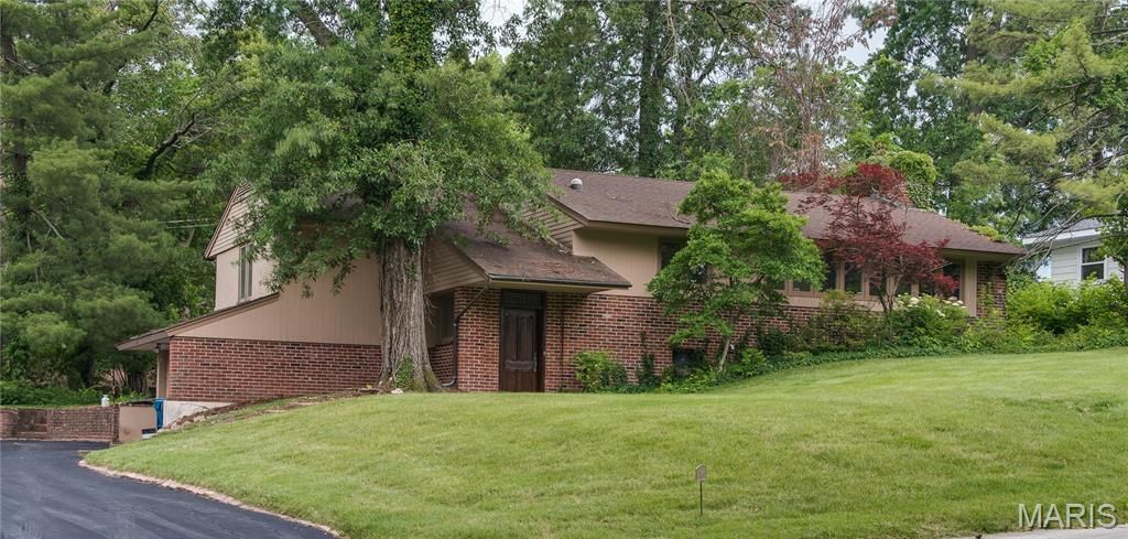 14 Tealwood Drive, Creve Coeur, MO 63141
