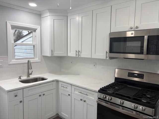 842 N Wellwood Avenue, Lindenhurst, NY 11757