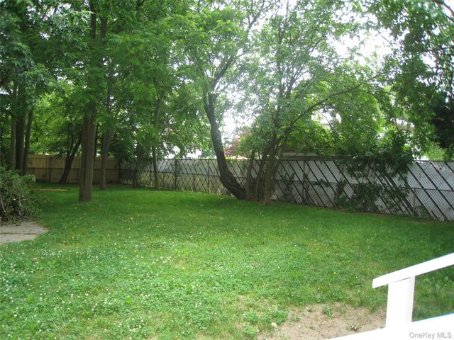 842 N Wellwood Avenue, Lindenhurst, NY 11757