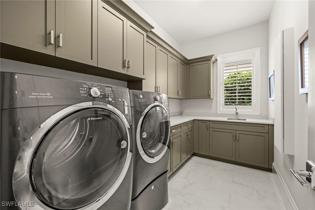 784 Anderson DR, Naples, FL 34103