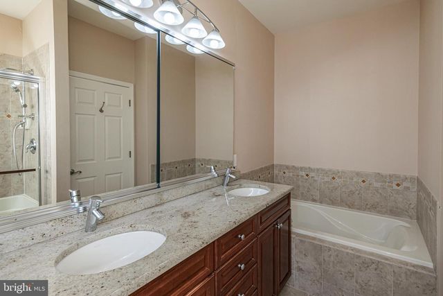 10 INDEPENDENCE CT, Somerset, NJ 08873