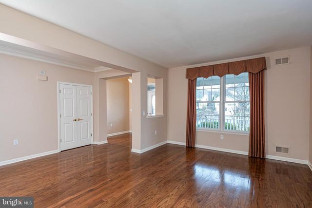 10 INDEPENDENCE CT, Somerset, NJ 08873