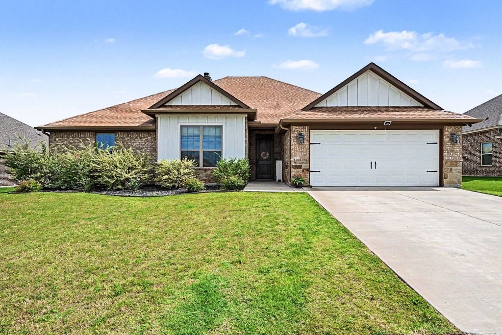 207 Bayless Avenue, Godley, TX 76044