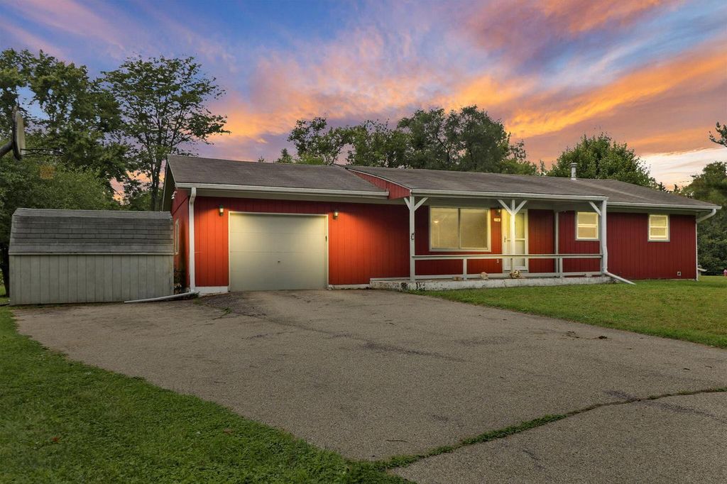 2340 N Browns Lake DRIVE, Burlington, WI 53105