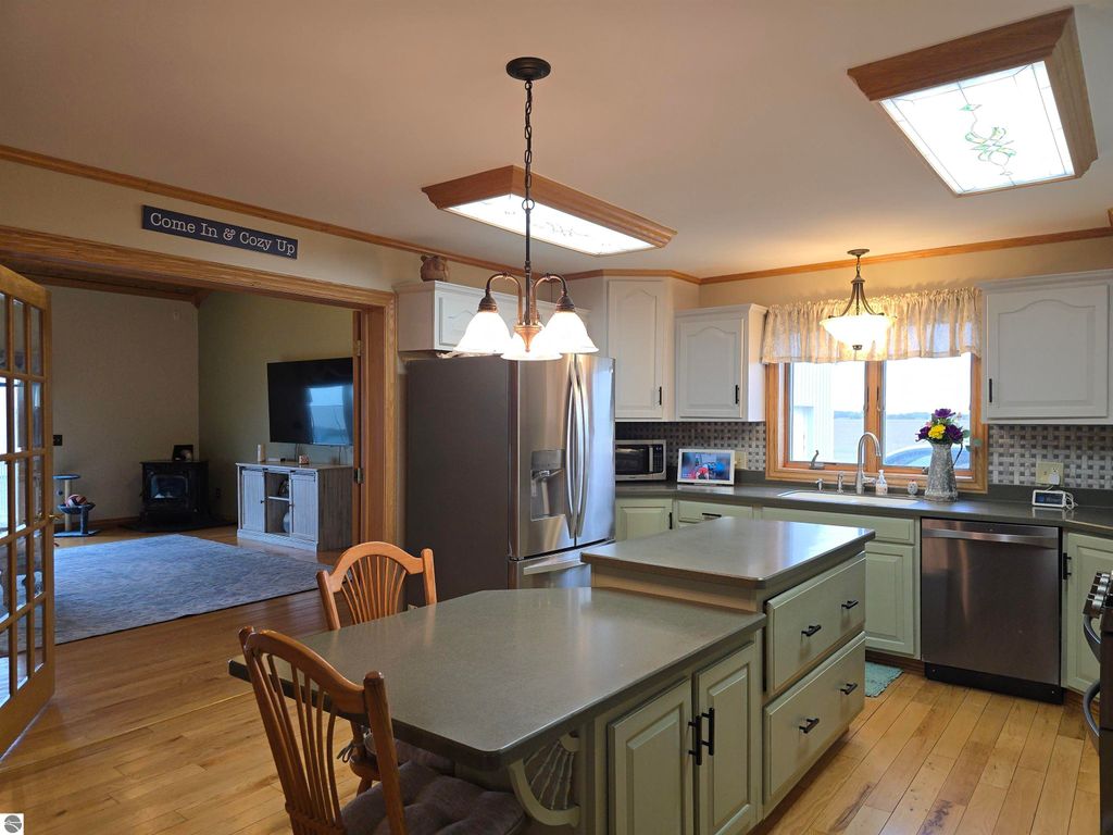 Image 11 of property listing at 10989 E Pleasant Valley Road, Shepherd, MI 48883