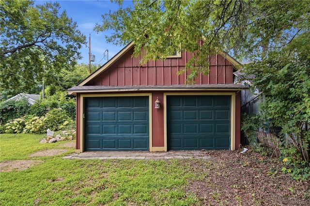 411 SW Woodlawn Avenue, Topeka, KS 66606