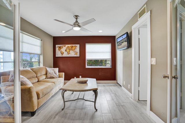 2820 SW 13th Street 101, Delray Beach, FL 33445