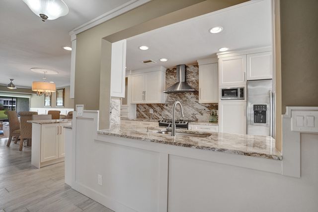 2820 SW 13th Street 101, Delray Beach, FL 33445