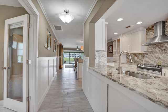2820 SW 13th Street 101, Delray Beach, FL 33445