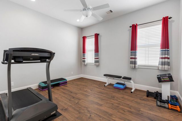 109 Mcgoey Circle, Shenandoah, TX 77384