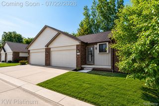 20478 Longwood Drive 30, Clinton Charter Township, MI 48038