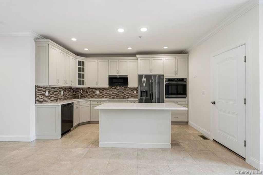11 Halley Drive, Blue Point, NY 11772 — photo 4