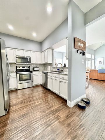 213 Cimarron Trail 1, Irving, TX 75063