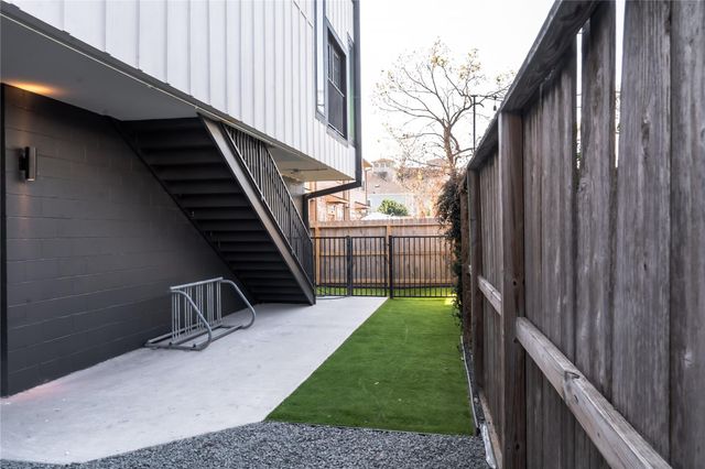 5614 Larkin B, Houston, TX 77007