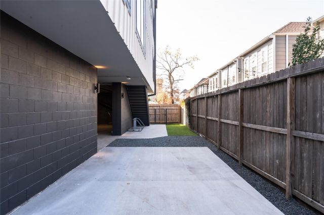 5614 Larkin B, Houston, TX 77007