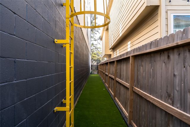 5614 Larkin B, Houston, TX 77007