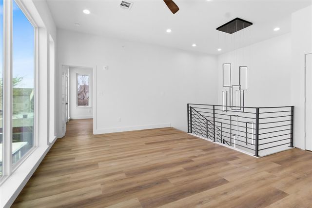 5614 Larkin B, Houston, TX 77007