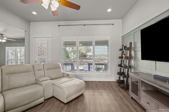 100 W Ashton, Floresville, TX 78114