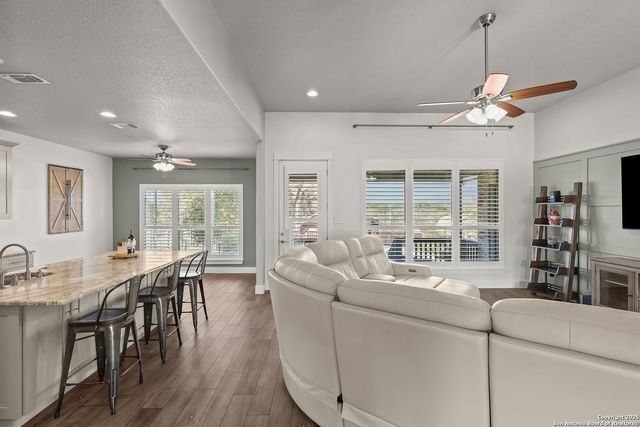 100 W Ashton, Floresville, TX 78114