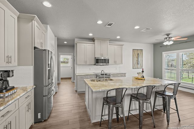 100 W Ashton, Floresville, TX 78114