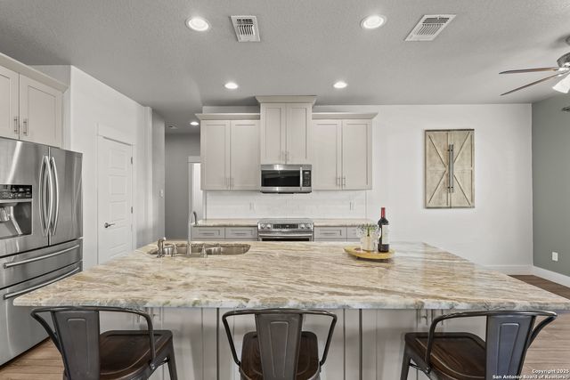 100 W Ashton, Floresville, TX 78114