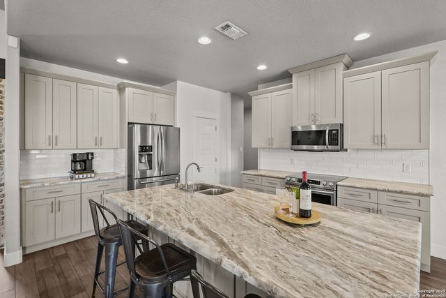 100 W Ashton, Floresville, TX 78114